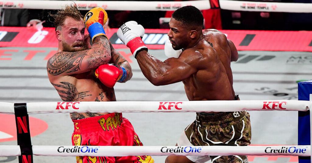 Anthony Joshua triomphe en K.O. face à Jake Paul au 6e round à Miami