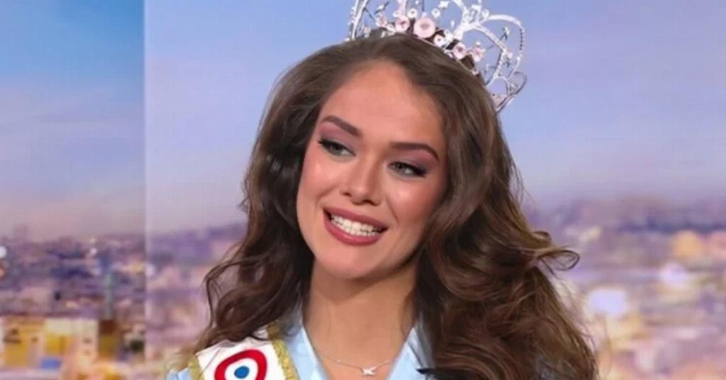 Hinaupoko Devèze, Miss France 2026, apprend vite les règles du jeu sous les conseils de Camille Cerf